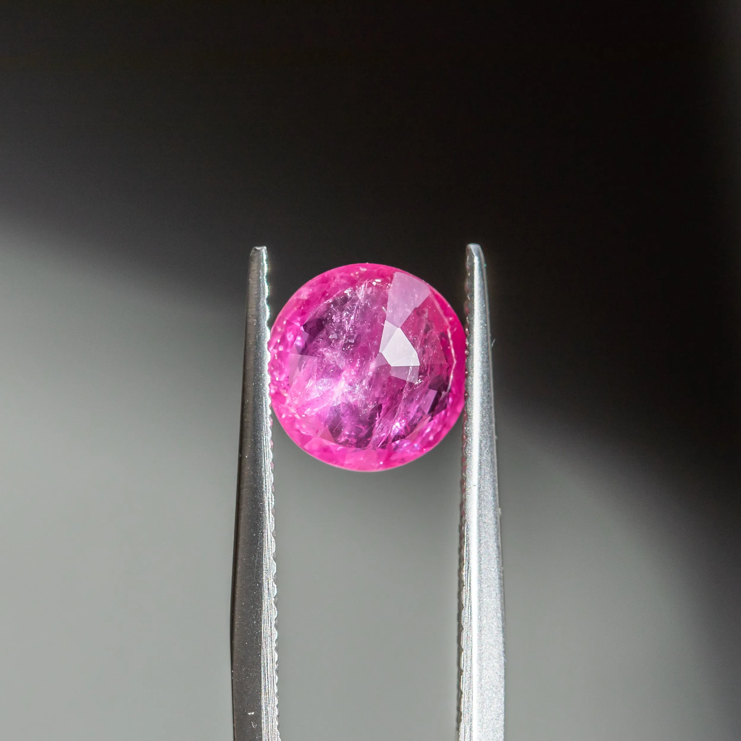 1.86CT ROUND SAPPHIRE, BRIGHT FUCHSIA PINK, 7.9X3.29MM